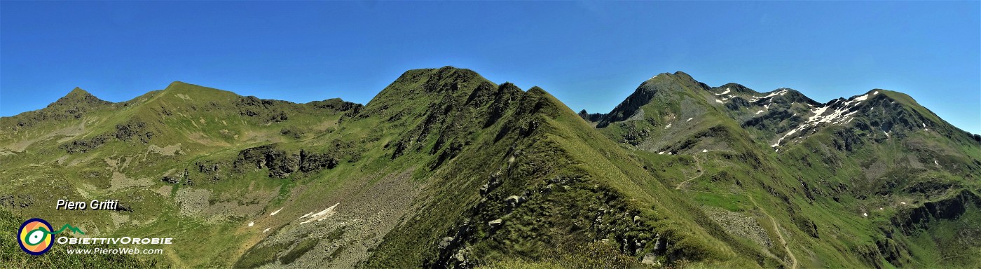 20 Vista panoramica salendo sulla ondulata costiera del Montebello .jpg
